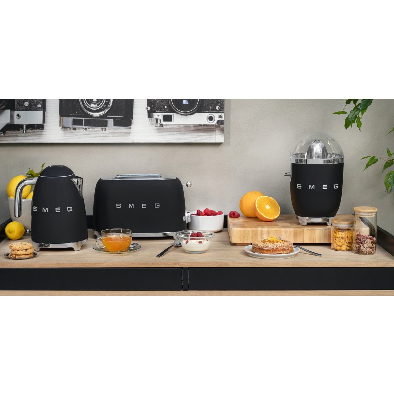 smeg-klf03blmeu-tetera-electrica-1-7-l-2400-w-negro-cromo-15.jpg