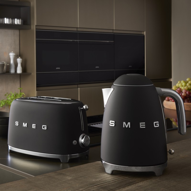 smeg-klf03blmeu-tetera-electrica-1-7-l-2400-w-negro-cromo-16.jpg